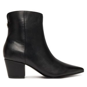 Botki Guess. Czarne botki Guess, z aplikacjami, bez obcasa, na słupku, bez zapięcia. Za 539,99 zł.