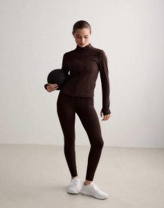 Damskie legginsy z wysokim stanem, squat proof, dla niskich Sense czekoladowe. Brązowe legginsy AIM'N, bez wzorów, z elastanu, z podwyższonym stanem, krótkie. Za 297,00 zł.