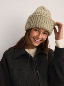 Czapka beanie z domieszką wełny - oliwkowy. Zielone czapki Reserved, bez wzorów, z wełny. W wyprzedaży za 25,99 zł.