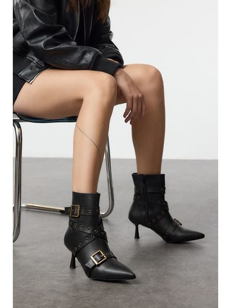 Trendyol Botki w kolorze czarnym rozmiar: 38. Czarne botki Trendyol, bez wzorów, bez obcasa, bez zapięcia. Za 121,99 zł.