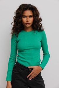 Dopasowany top z prążkowanej dzianiny w kolorze SPRING GREEN - MOODY-XS. Zielone topy Marsala, xs, bez wzorów, z bawełny, bez kołnierzyka, bez ramiączek. Za 129,90 zł.