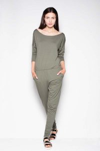 Oliwkowy Komfortowy Kombinezon z Szerokim Dekoltem. Zielone kombinezony Venaton, l, bez wzorów, z elastanu, eleganckie, bez kołnierzyka, bez ramiączek. Za 249,00 zł.