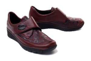 RIEKER 537C0-35 red, półbuty damskie. Czerwone półbuty Rieker, bez wzorów, bez obcasa, na koturnie, bez zapięcia. Za 203,94 zł.