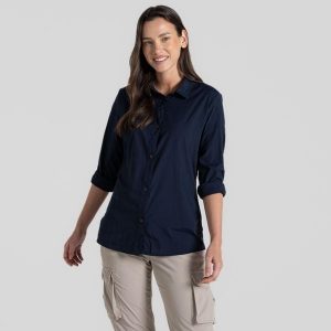 Koszula podróżnicza damska Craghoppers NosiLife Freeda Long Sleeved Shirt. Niebieskie koszule Craghoppers, bez wzorów, bez kołnierzyka, bez ramiączek. W wyprzedaży za 356,50 zł.