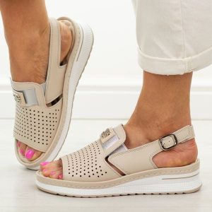 Beżowe skórzane sandały damskie Jezzi 9760. Brązowe sandały Jezzi, z aplikacjami, z gumy, bez obcasa, na platformie, bez zapięcia. Za 229,00 zł.