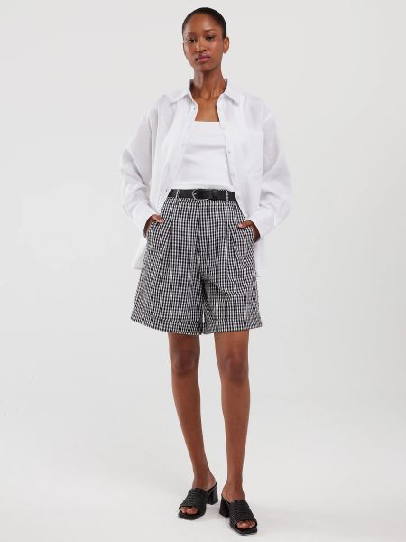 Szorty damskie z wysokim stanem w drobną kratę biało-czarne Pollini 906. Czarne szorty Big Star, bez wzorów, z bawełny, klasyczne, z podwyższonym stanem. W wyprzedaży za 119,99 zł.