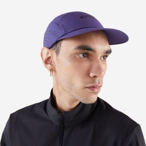 Czapka z daszkiem do biegania Kiprun ultralekka. Fioletowe czapki KIPRUN, bez wzorów, z elastanu, klasyczne. Za 54,99 zł.
