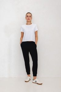 SPODNIE LENA CZARNE L - Flawless. Czarne spodnie dresowe Flawless, l, bez wzorów, z bawełny. Za 297,00 zł.