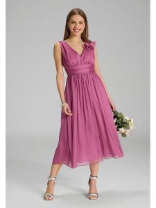 SWING Sukienka w kolorze szaroróżowym rozmiar: 40. Różowe sukienki Swing, bez wzorów, bez kołnierzyka, bez ramiączek, midi. Za 260,99 zł.