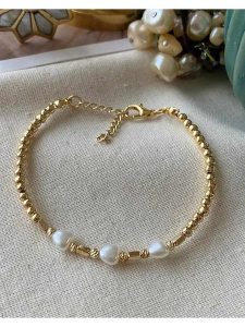 Luseera Pozłacana bransoletka rozmiar: onesize. Białe bransoletki Luseera, z perłą, pozłacane. Za 34,99 zł.