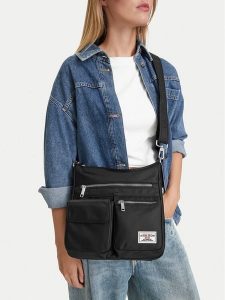 Guess Jeans Torebka CWBEO-GUESS-B-004-10 Czarny. Czarne listonoszki Guess Jeans, z aplikacjami, z jeansu, bez dodatków. Za 179,99 zł.