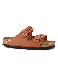 Birkenstock Klapki "Arizona" w kolorze jasnobrązowym rozmiar: 37. Brązowe klapki Birkenstock, bez wzorów, z otwartym noskiem, bez obcasa. Za 271,67 zł.