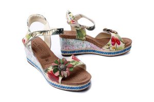 LAURA VITA FACYO 80 CX1198-80C beige, sandały damskie. Brązowe sandały LAURA VITA, bez wzorów, ze skóry, bez obcasa, na koturnie, bez zapięcia. Za 283,92 zł.