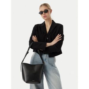 Torebka Calvin Klein. Czarne torebki klasyczne Calvin Klein, bez wzorów, bez dodatków. Za 529,99 zł.