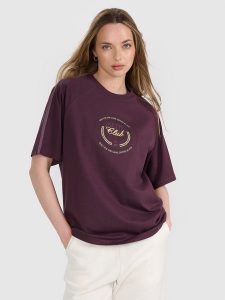 4F T-shirt oversize z nadrukiem damski - fioletowy S. Fioletowe t-shirty 4f, s, bez wzorów, z bawełny, bez kołnierzyka, bez ramiączek. W wyprzedaży za 49,99 zł.
