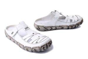 RIEKER L0396-80 white, klapki damskie. Białe klapki Rieker, bez wzorów, bez obcasa. Za 349,90 zł.