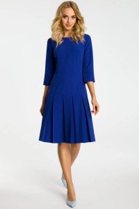 Elegancka sukienka z obniżoną talią i kontrafałdami chabrowa. Niebieskie sukienki MOE, do pracy, xxl, bez wzorów, biznesowe, bez kołnierzyka, bez ramiączek, trapezowe. Za 309,00 zł.