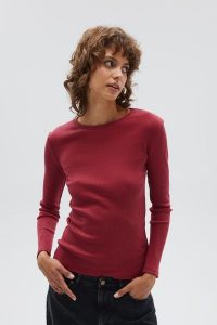 Dopasowany top z długim rękawem z prążkowanej dzianiny w kolorze BORDO - MOODY-XS. Czerwone topy Marsala, xs, bez wzorów, z bawełny, bez kołnierzyka, bez ramiączek. Za 129,90 zł.