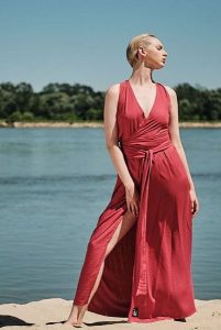 Koralowa Sukienka Zalotna. Pomarańczowe sukienki Hultaj Polski, na lato, m, bez wzorów, z jedwabiu, bez kołnierzyka, bez ramiączek, maxi, kopertowe. Za 359,00 zł.