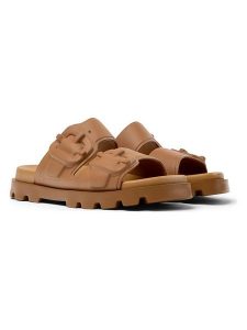 Camper Klapki "Brutus" w kolorze jasnobrązowym rozmiar: 36. Brązowe klapki Camper, bez wzorów, z otwartym noskiem, bez obcasa. Za 239,99 zł.