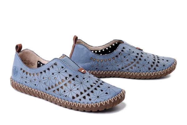RIEKER M2852-12 blue, półbuty damskie. Niebieskie półbuty Rieker, na lato, w ażurowe wzory, z gumy, bez obcasa, bez zapięcia. Za 329,90 zł.