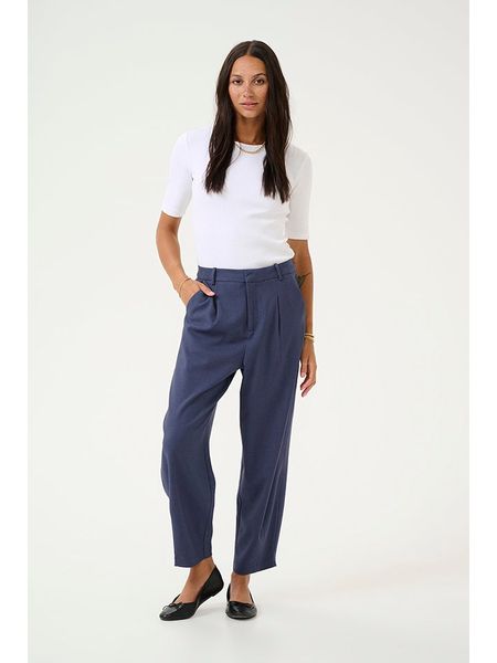 Kaffe Spodnie w kolorze granatowym rozmiar: 40. Niebieskie spodnie z wysokim stanem Kaffe, bez wzorów, z materiału, z podwyższonym stanem. Za 122,67 zł.