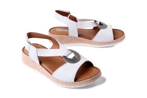 ARTIKER RELAKS 56C0895 biały, sandały damskie. Białe sandały Artiker Relaks, z aplikacjami, bez obcasa, bez zapięcia. Za 167,93 zł.