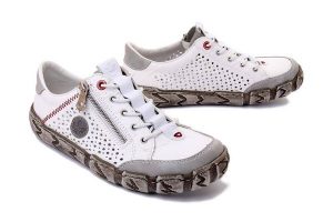 RIEKER L0355-80 white, półbuty damskie. Białe półbuty Rieker, na lato, w ażurowe wzory, bez obcasa, bez zapięcia. Za 295,92 zł.