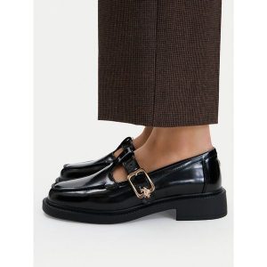 Półbuty U.S. Polo Assn. Czarne półbuty U.S. Polo Assn., bez wzorów, bez obcasa, na płaskiej podeszwie, bez zapięcia. Za 259,99 zł.