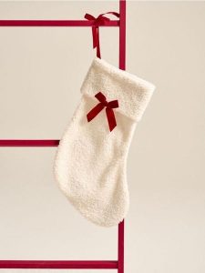 Dekoracja świąteczna w kształcie skarpety - kremowy. Białe skarpetki Sinsay, bez wzorów. Za 9,99 zł.