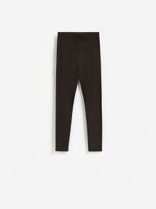 Legginsy z bawełną - ciemnobrązowy. Brązowe legginsy Reserved, bez wzorów, z bawełny. Za 39,99 zł.