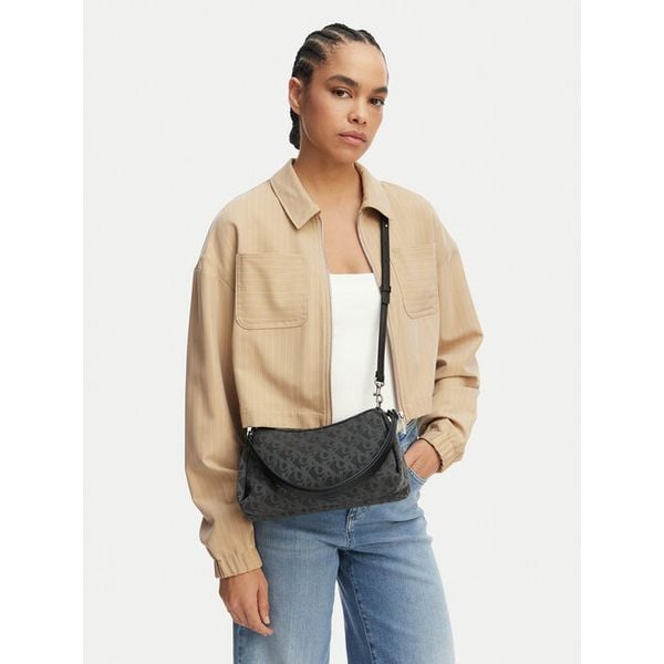 Torebka Calvin Klein Jeans. Czarne torebki klasyczne Calvin Klein Jeans, bez wzorów, z jeansu, bez dodatków. Za 269,99 zł.