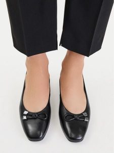 Lasocki Baleriny CEO-RST-ROMI-99 Czarny. Czarne balerinki Lasocki, bez wzorów, ze skóry, bez obcasa, bez zapięcia. Za 179,99 zł.