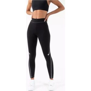 Legginsy fitness damskie Nike Sportswear Swoosh czarne. Czarne legginsy Nike, bez wzorów. Za 287,99 zł.