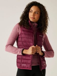 Regatta Kamizelka pikowana "Marizion" w kolorze jagodowym rozmiar: 40. Różowe kamizelki Regatta, bez wzorów, bez kołnierzyka, bez ramiączek, bez kaptura. Za 135,49 zł.