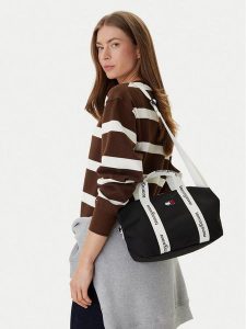Tommy Jeans Torebka Ess Daily Mini Tote AW0AW18460 Czarny. Czarne torebki klasyczne Tommy Jeans, bez wzorów, z jeansu, bez dodatków. Za 289,99 zł.