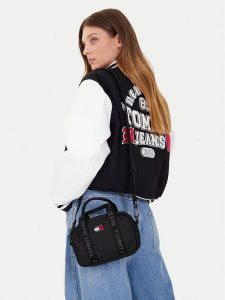 Tommy Jeans Torebka Tjw Ess Daily Crossover AW0AW17889 Czarny. Czarne torebki klasyczne Tommy Jeans, bez wzorów, z jeansu, bez dodatków. Za 188,99 zł.