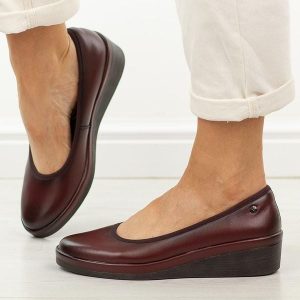 Bordowe skórzane półbuty damskie Vinceza 39987. Czerwone półbuty VINCEZA, na jesień, bez wzorów, z jeansu, z okrągłym noskiem, bez obcasa, na koturnie, bez zapięcia. Za 219,00 zł.