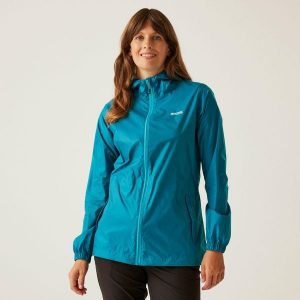 Kurtka trekkingowa damska Pack It Jacket III kieszonkowa przeciwdeszczowa. Niebieskie kurtki Regatta, bez wzorów, z softshellu, bez kaptura. Za 129,99 zł.