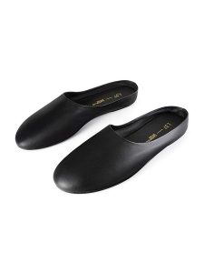 Loft37 Skórzane klapki "Allato" w kolorze czarnym rozmiar: 39. Czarne klapki Loft37, bez wzorów, bez obcasa. Za 296,56 zł.