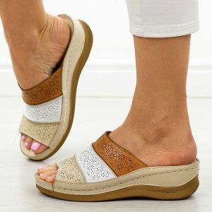 Beżowe skórzane klapki damskie na koturnie T.Sokolski 172. Brązowe klapki Sokolski, bez wzorów, z jeansu, bez obcasa, na koturnie. Za 239,00 zł.