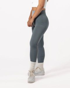 Damskie legginsy 7/8 na jogę i pilates, bez przedniego szwu – turkusowy błękit. Niebieskie legginsy AESTHETIC WOLF, bez wzorów, z dzianiny, z podwyższonym stanem. Za 149,99 zł.