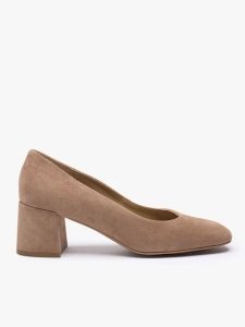 Jasnobrązowe czółenka ze skóry welurowej. Brązowe czółenka Ryłko, bez wzorów, z gumy, z okrągłym noskiem, bez obcasa, na obcasie, bez zapięcia. Za 379,99 zł.