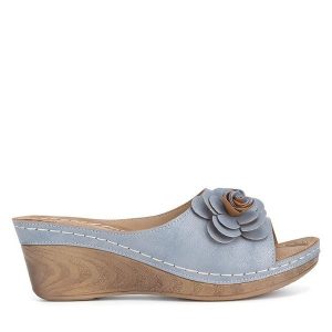 Klapki Clara Barson. Niebieskie klapki Clara Barson, bez wzorów, bez obcasa. Za 62,99 zł.