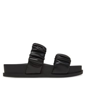 Klapki Armani Exchange. Czarne klapki Armani Exchange, bez wzorów, bez obcasa. Za 399,99 zł.