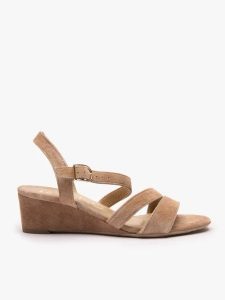 Jasnobrązowe sandały na koturnie. Brązowe sandały Ryłko, bez wzorów, ze skóry, z okrągłym noskiem, bez obcasa, na koturnie, bez zapięcia. Za 399,99 zł.