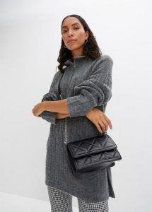 Długi sweter we wzór w warkocze. Szare długie swetry bonprix, bez kołnierzyka. Za 129,99 zł.