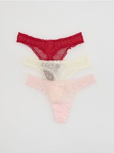Siateczkowe majtki stringi 3 pack - czerwony. Czerwone stringi Reserved, bez wzorów. Za 59,99 zł.