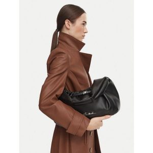 Torebka Steve Madden. Czarne torebki klasyczne Steve Madden, bez wzorów, bez dodatków. Za 519,99 zł.