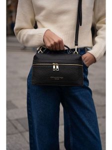 Maison héritage PARIS Skórzana torebka "Simos" w kolorze czarnym - 25 x 22 x 10 cm rozmiar: onesize. Czarne torebki klasyczne Maison héritage PARIS, bez wzorów, z materiału, przez ramię, bez dodatków. Za 362,85 zł.